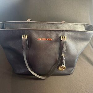 Michael Kors Jet Set Travel Large Saffiano Leather Top-Zip (TZ) Tote